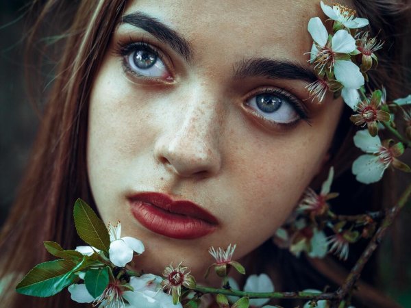 Портрет девушки крупным планом