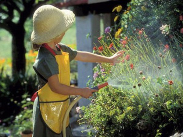 Девочка поливает