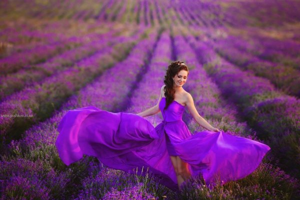 Девушка в сиреневом платье