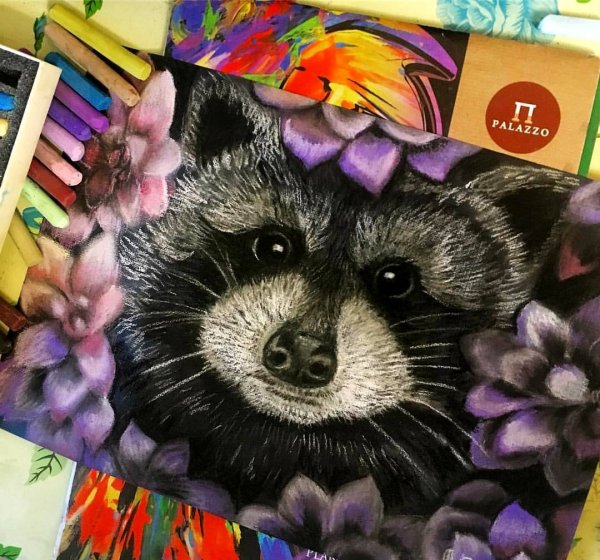 Енот с цветком