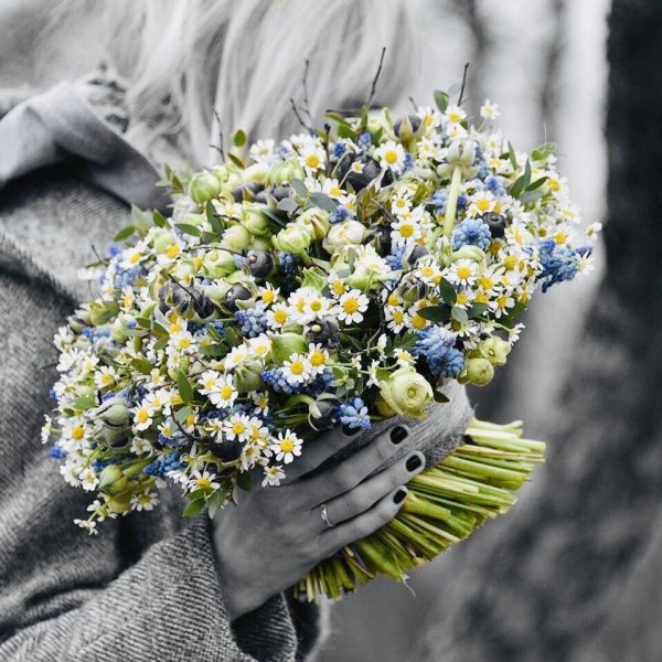 Букет полевых цветов в руках