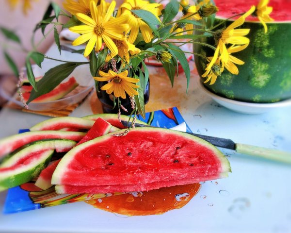 Арбузы и цветы на столе