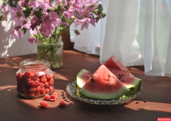 Натюрморт с арбузом и ягодами