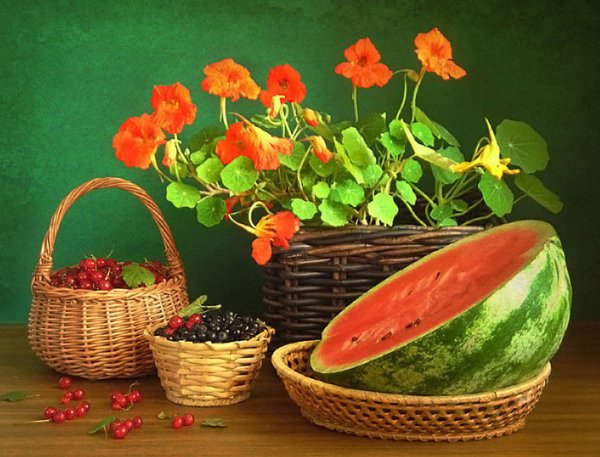 Натюрморт с арбузом и цветами в саду