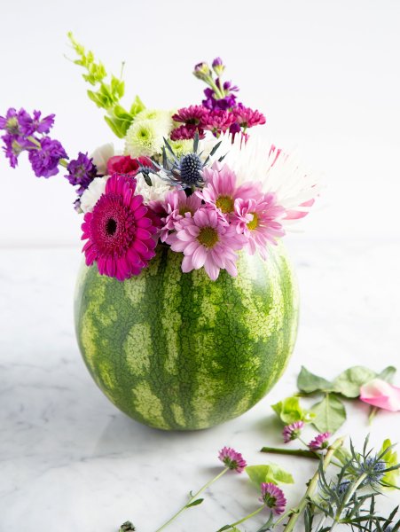Цветочная композиция в арбузе
