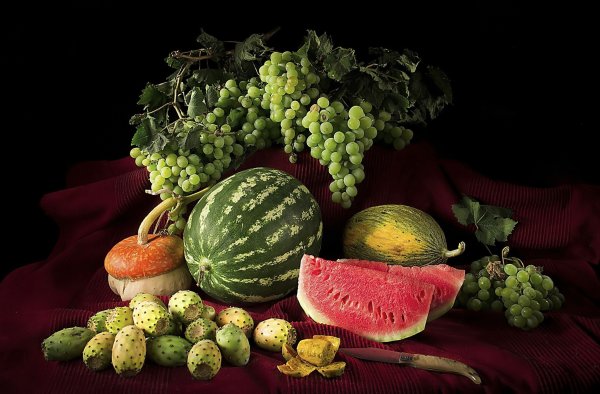 Натюрморт с арбузом и виноградом