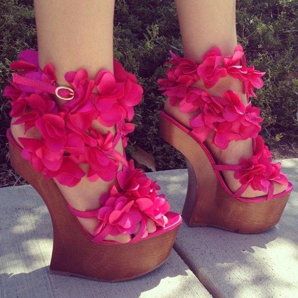 Яркие декорированные цветами ботильоны