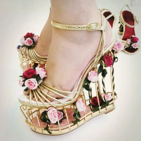 Розовые туфли с цветами