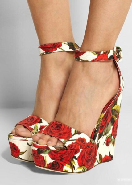 Босоножки на каблуке