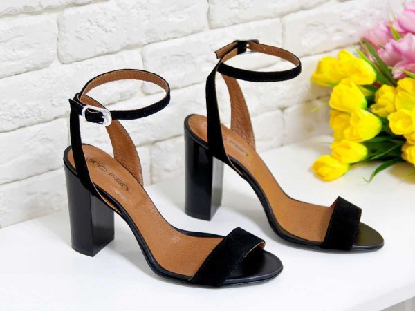 Сандали с цветком