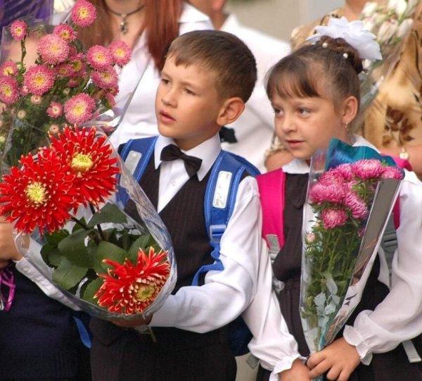 Первоклассник с цветами