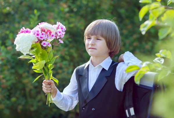 Первоклассник с цветами