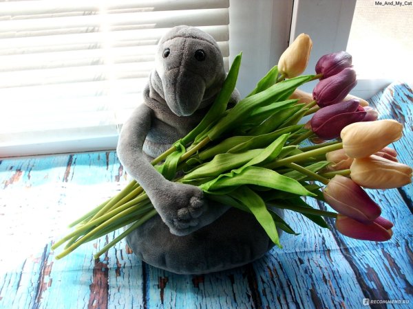 Ждун с букетом цветов