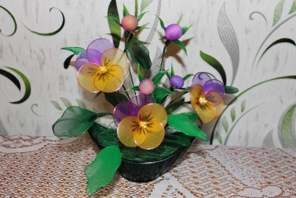 Анютины глазки из капрона и проволоки мастер