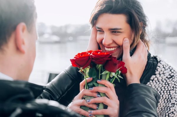 Парень дарит девушке цветы