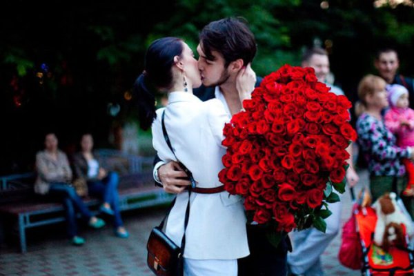 Мужчина дарит цветы