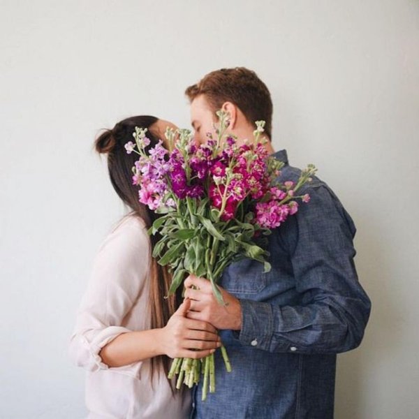 Мужчина дарит цветы женщине