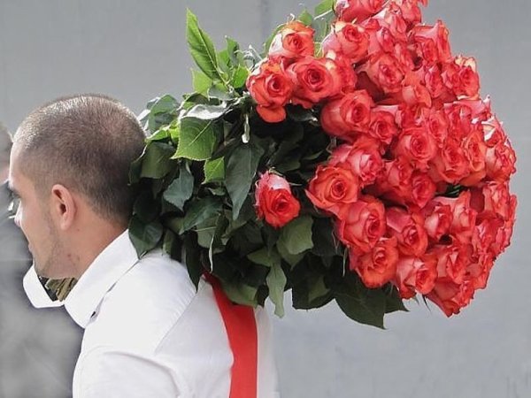 Красивый парень с букетом