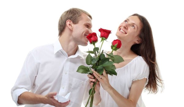 Дарит цветы