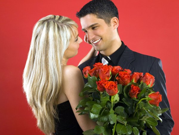 Парень дарит девушке цветы