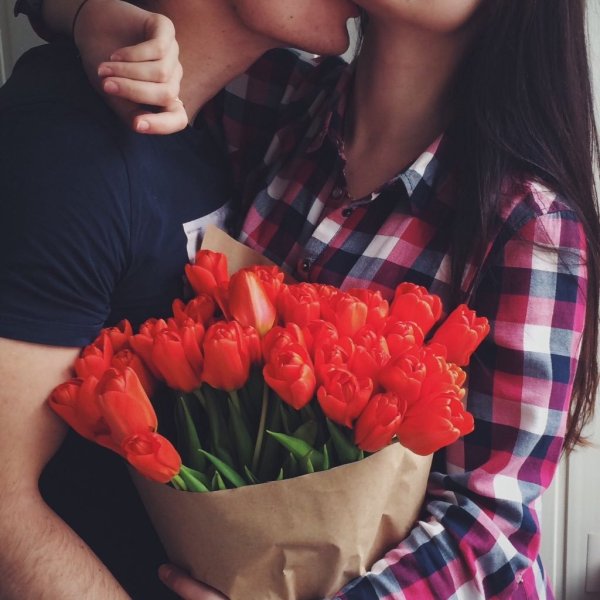 Женщине дарят цветы