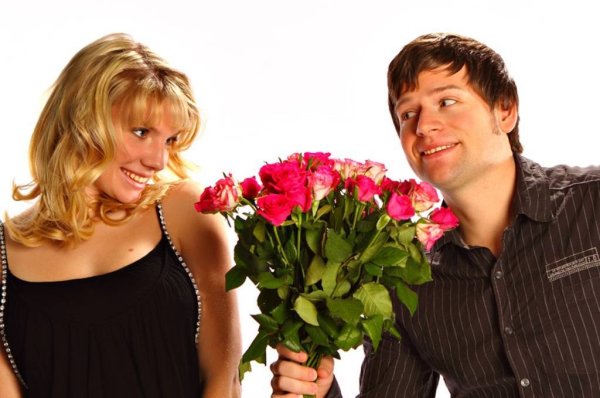 Дарит розу