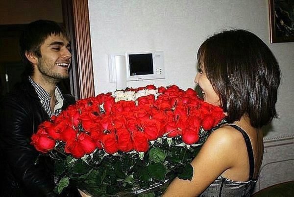 Парень дарит девушке цветы