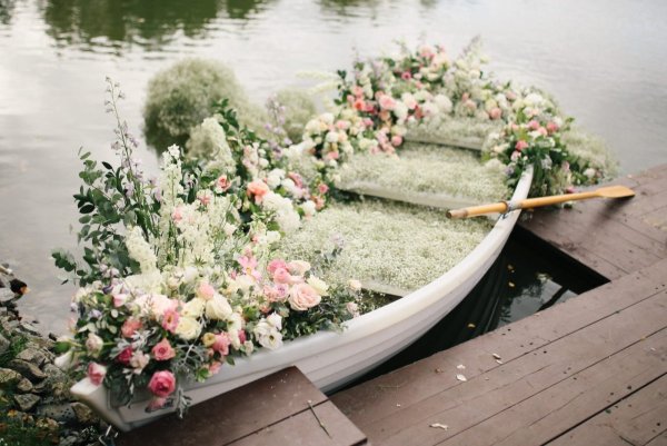 Лодка с цветами