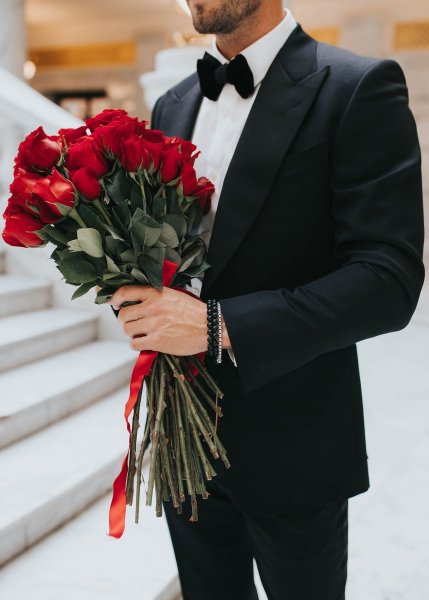 Парень с белыми розами