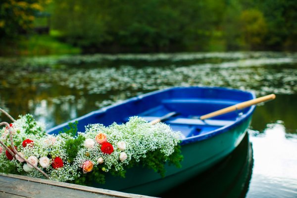 Лодка в цветах