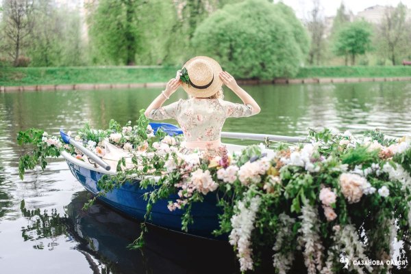Девушка в лодке украшенная цветами