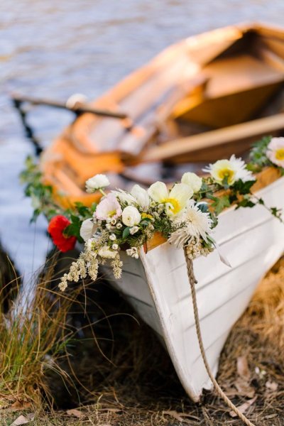 Лодка с цветами