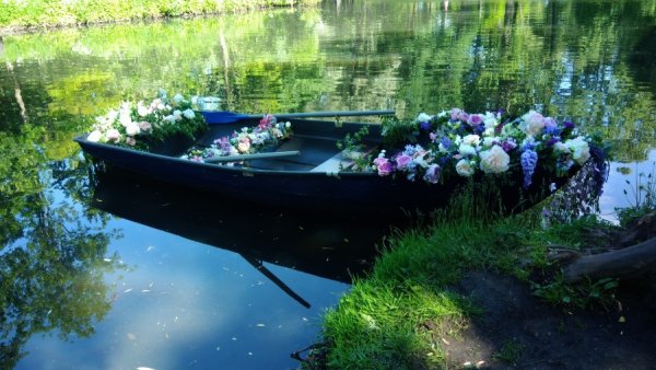 Лодка с цветами