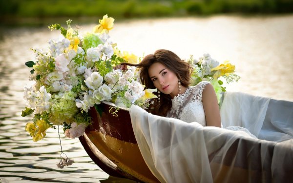 Лодка с цветами