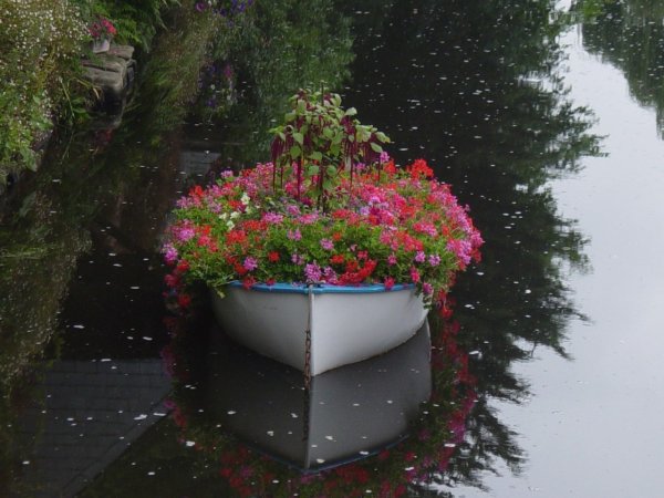 Лодка с цветами