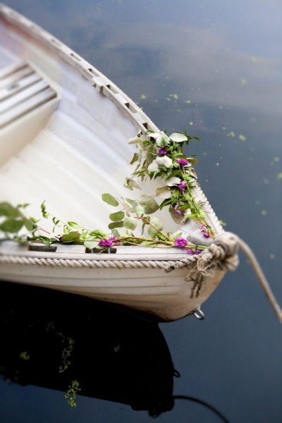 Лодка с цветами