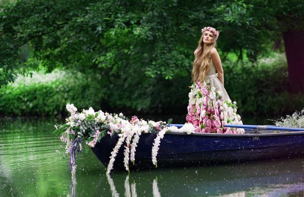 Лодка украшенная цветами