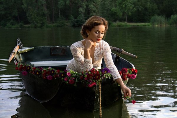 Девушка в лодке на закате