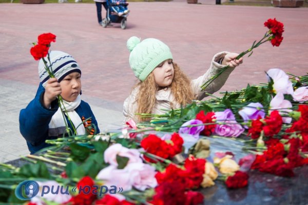 Дети возлагают цветы к Вечному огню