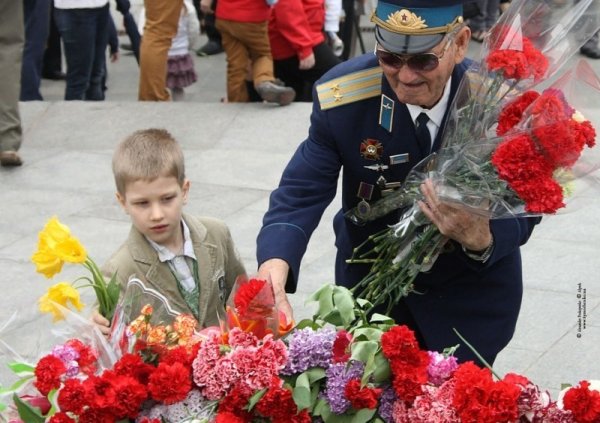 Возложение цветов 9 мая