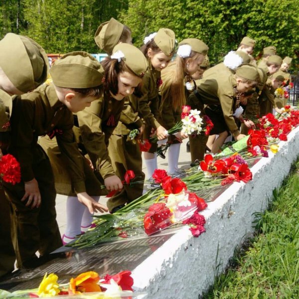 Венок у обелиска