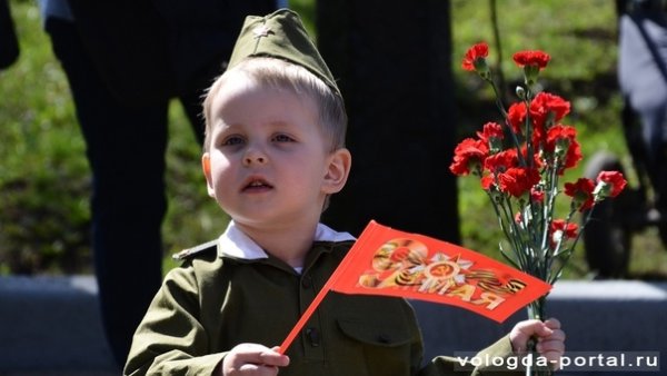 Дети возлагают цветы к памятнику