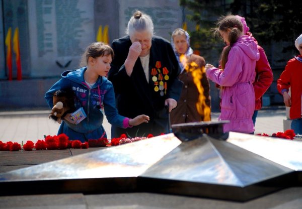 Возложение цветов к памятнику