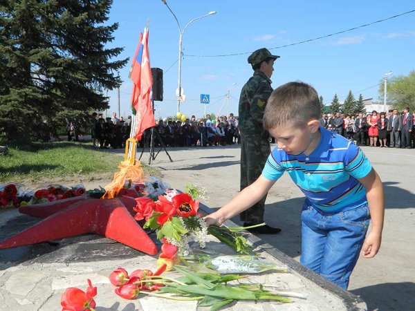 Дети возлагают цветы к Вечному огню