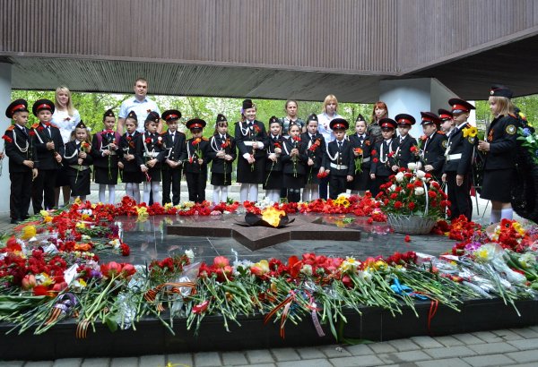 Возложение цветов к памятнику дети