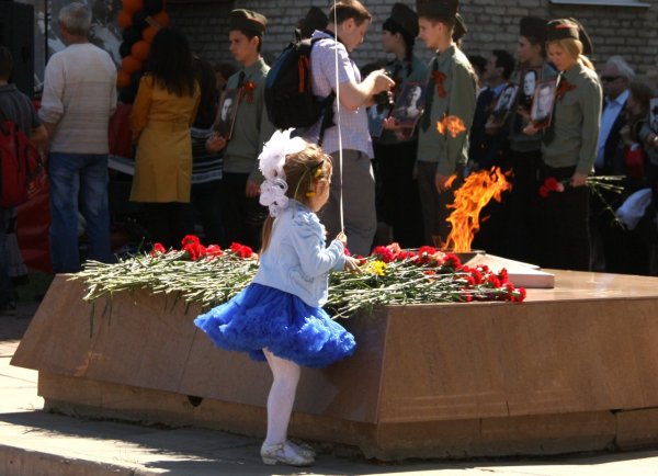Возложение цветов к Вечному огню детьми