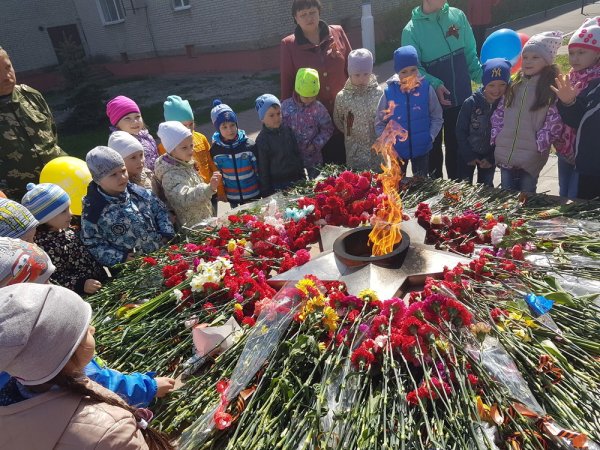 Возложение цветов 9 мая