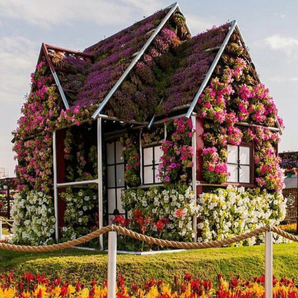 Дом украшенный цветами