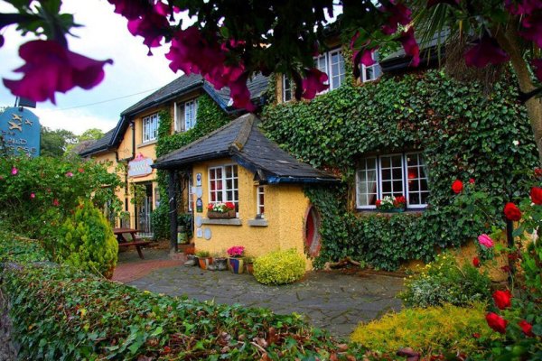 Маленький домик в цветах