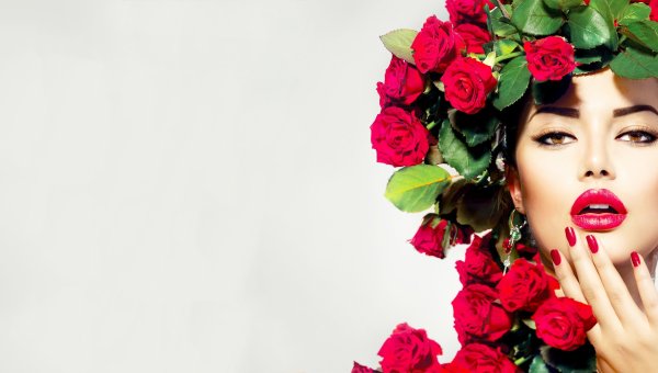 Тюльпаны на деревянном фоне